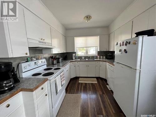 233 18Th Avenue Ne, Swift Current, SK - Indoor Photo Showing Kitchen With Double Sink