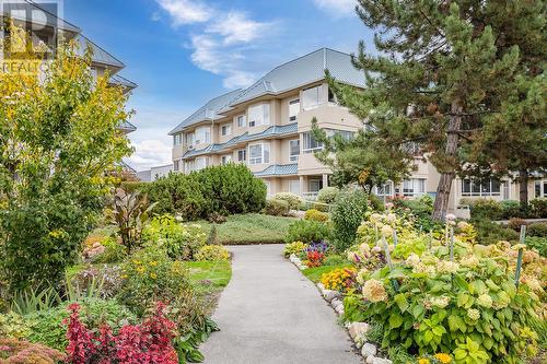 413-1961 Durnin Road, Kelowna, BC - Outdoor With Facade