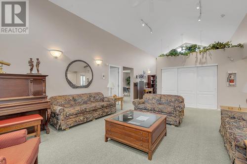 413-1961 Durnin Road, Kelowna, BC - Indoor Photo Showing Living Room