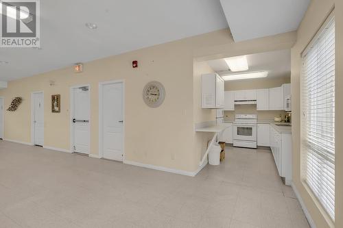 413-1961 Durnin Road, Kelowna, BC - Indoor Photo Showing Kitchen