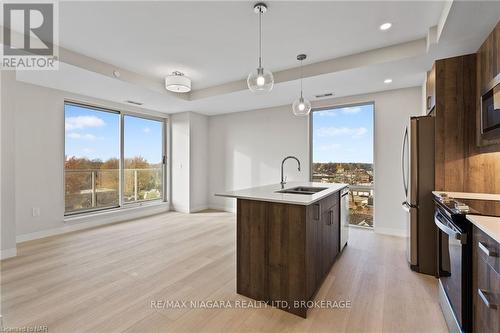 605 - 118 West Street, Port Colborne (878 - Sugarloaf), ON - Indoor Photo Showing Kitchen With Double Sink With Upgraded Kitchen