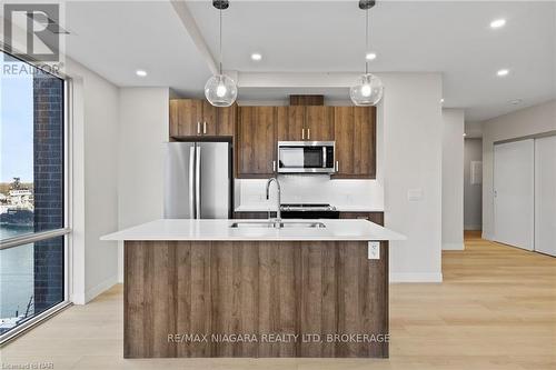 605 - 118 West Street, Port Colborne (878 - Sugarloaf), ON - Indoor Photo Showing Kitchen With Stainless Steel Kitchen With Double Sink