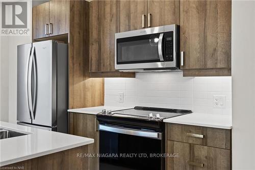 605 - 118 West Street, Port Colborne (878 - Sugarloaf), ON - Indoor Photo Showing Kitchen With Upgraded Kitchen