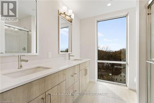 605 - 118 West Street, Port Colborne (878 - Sugarloaf), ON - Indoor Photo Showing Bathroom