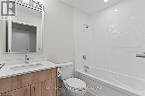 605 - 118 West Street, Port Colborne (878 - Sugarloaf), ON - Indoor Photo Showing Bathroom