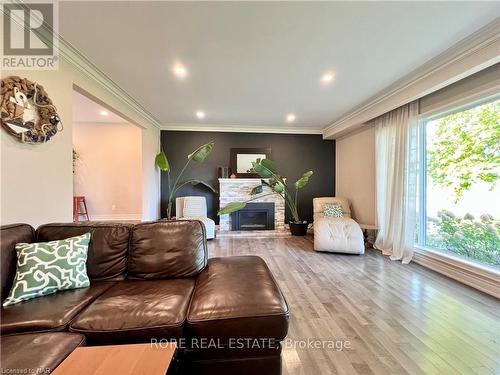 8487 Niagara River Parkway, Niagara Falls (224 - Lyons Creek), ON - Indoor Photo Showing Living Room With Fireplace