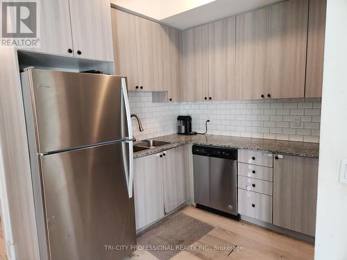 402 - 65 Yorkland Boulevard, Brampton, ON - Indoor Photo Showing Kitchen