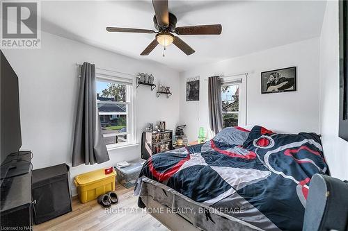 6437 Barker Street, Niagara Falls (216 - Dorchester), ON - Indoor Photo Showing Bedroom