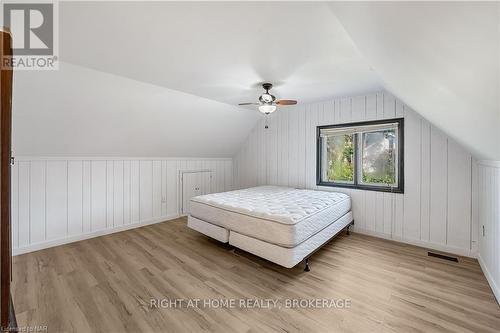 6437 Barker Street, Niagara Falls (216 - Dorchester), ON - Indoor Photo Showing Bedroom