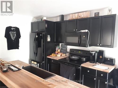 6437 Barker Street, Niagara Falls (216 - Dorchester), ON - Indoor Photo Showing Kitchen