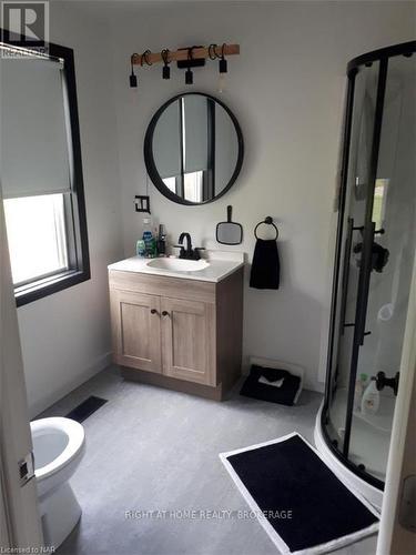 6437 Barker Street, Niagara Falls (216 - Dorchester), ON - Indoor Photo Showing Bathroom