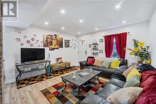 6437 Barker Street, Niagara Falls (216 - Dorchester), ON - Indoor Photo Showing Living Room