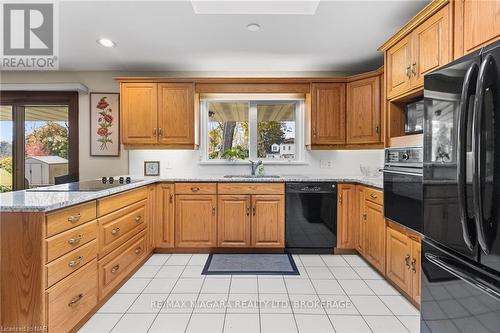 6235 Brookfield Avenue, Niagara Falls (216 - Dorchester), ON - Indoor Photo Showing Kitchen