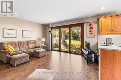 6235 Brookfield Avenue, Niagara Falls (216 - Dorchester), ON - Indoor Photo Showing Living Room