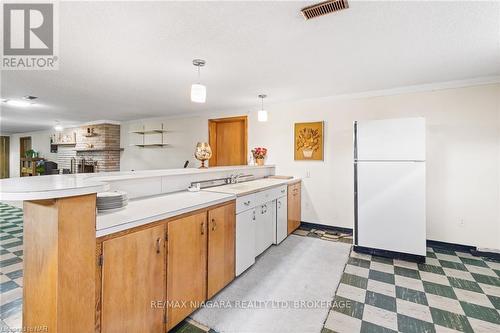 6235 Brookfield Avenue, Niagara Falls (216 - Dorchester), ON - Indoor Photo Showing Kitchen