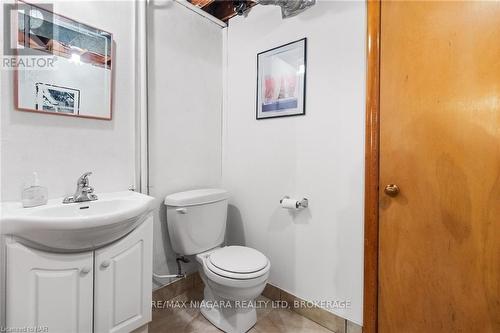 6235 Brookfield Avenue, Niagara Falls (216 - Dorchester), ON - Indoor Photo Showing Bathroom