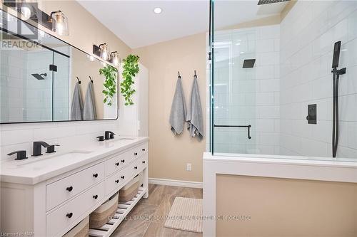 773 Clare Avenue, Welland (767 - N. Welland), ON - Indoor Photo Showing Bathroom