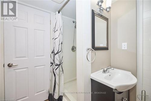 773 Clare Avenue, Welland (767 - N. Welland), ON - Indoor Photo Showing Bathroom