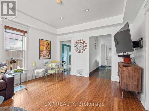 4330 Simcoe Street, Niagara Falls (210 - Downtown), ON - Indoor Photo Showing Living Room