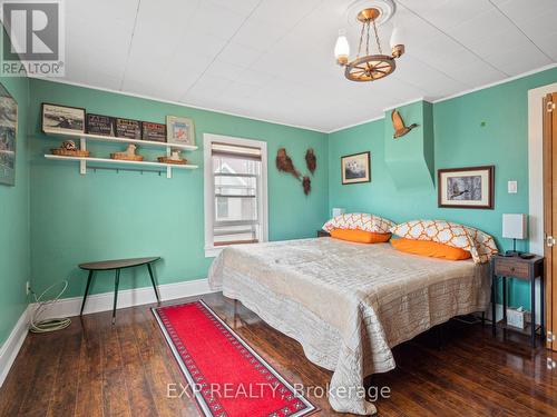 4330 Simcoe Street, Niagara Falls (210 - Downtown), ON - Indoor Photo Showing Bedroom