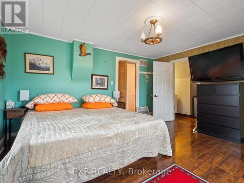 4330 Simcoe Street, Niagara Falls (210 - Downtown), ON - Indoor Photo Showing Bedroom