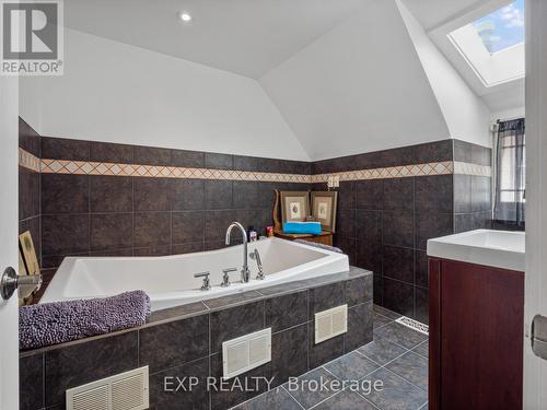 4330 Simcoe Street, Niagara Falls (210 - Downtown), ON - Indoor Photo Showing Bathroom