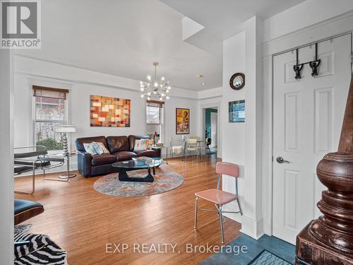 4330 Simcoe Street, Niagara Falls (210 - Downtown), ON - Indoor Photo Showing Living Room