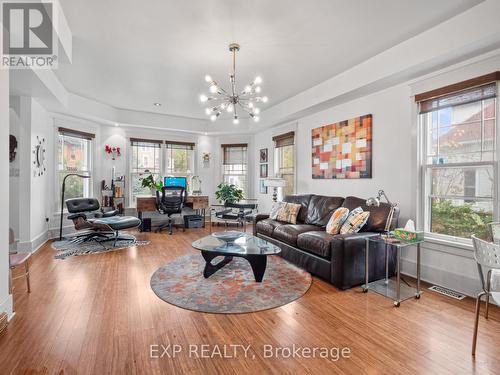 4330 Simcoe Street, Niagara Falls (210 - Downtown), ON - Indoor Photo Showing Living Room