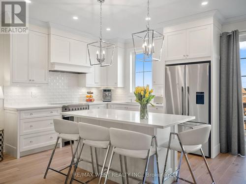 30 Drizzel Crescent, Richmond Hill, ON - Indoor Photo Showing Kitchen With Upgraded Kitchen