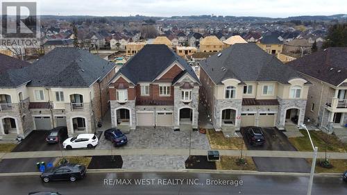 30 Drizzel Crescent, Richmond Hill, ON -  With Facade