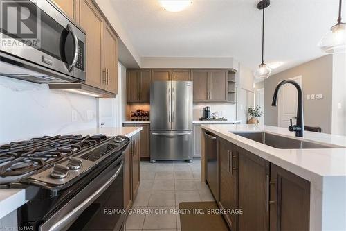 59 Abbott Place, Pelham (662 - Fonthill), ON - Indoor Photo Showing Kitchen With Upgraded Kitchen