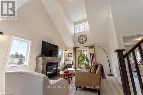 59 Abbott Place, Pelham (662 - Fonthill), ON - Indoor Photo Showing Living Room With Fireplace