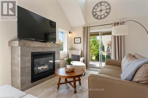 59 Abbott Place, Pelham (662 - Fonthill), ON - Indoor Photo Showing Living Room With Fireplace