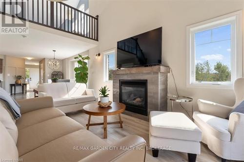 59 Abbott Place, Pelham (662 - Fonthill), ON - Indoor Photo Showing Living Room With Fireplace