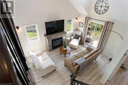 59 Abbott Place, Pelham (662 - Fonthill), ON - Indoor Photo Showing Living Room With Fireplace