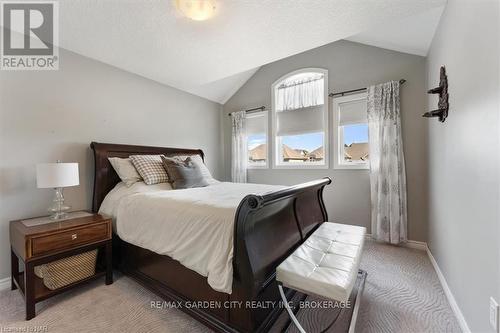 59 Abbott Place, Pelham (662 - Fonthill), ON - Indoor Photo Showing Bedroom