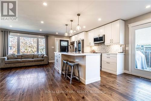 8 Dundee Drive, St. Catharines (455 - Secord Woods), ON - Indoor Photo Showing Kitchen With Upgraded Kitchen