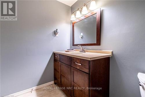 8 Dundee Drive, St. Catharines (455 - Secord Woods), ON - Indoor Photo Showing Bathroom