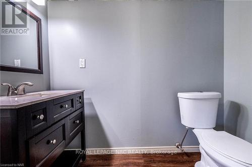 8 Dundee Drive, St. Catharines (455 - Secord Woods), ON - Indoor Photo Showing Bathroom