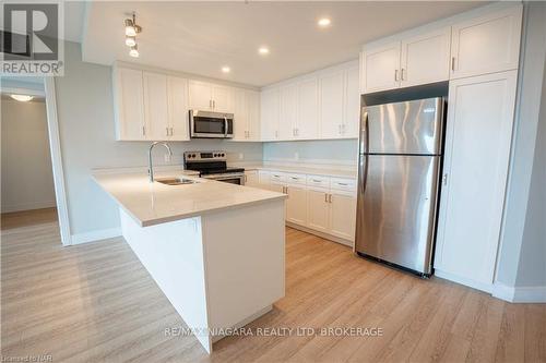 409 - 300G Fourth Avenue, St. Catharines (459 - Ridley), ON - Indoor Photo Showing Kitchen With Double Sink