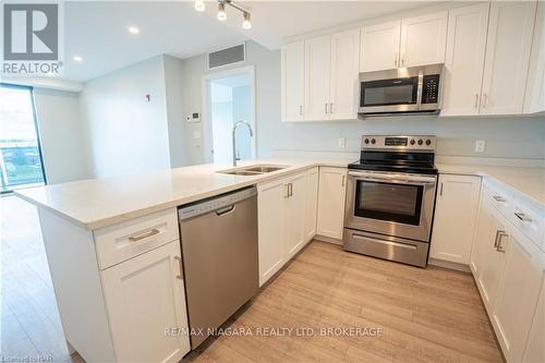 409 - 300G Fourth Avenue, St. Catharines (459 - Ridley), ON - Indoor Photo Showing Kitchen With Double Sink