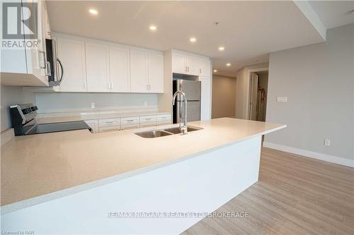 409 - 300G Fourth Avenue, St. Catharines (459 - Ridley), ON - Indoor Photo Showing Kitchen With Double Sink