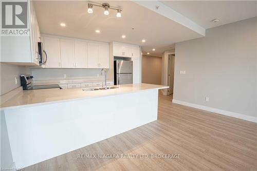 409 - 300G Fourth Avenue, St. Catharines (459 - Ridley), ON - Indoor Photo Showing Kitchen With Double Sink