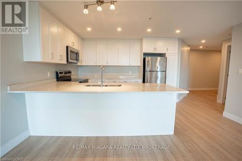 409 - 300G Fourth Avenue, St. Catharines (459 - Ridley), ON - Indoor Photo Showing Kitchen With Double Sink