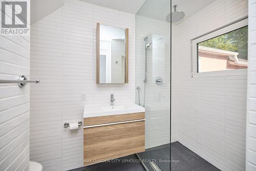 86 Queen Street, St. Catharines (451 - Downtown), ON - Indoor Photo Showing Bathroom