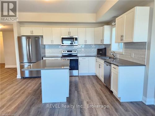 413 - 118 Summersides Boulevard, Pelham (662 - Fonthill), ON - Indoor Photo Showing Kitchen With Stainless Steel Kitchen