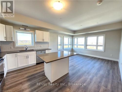 413 - 118 Summersides Boulevard, Pelham (662 - Fonthill), ON - Indoor Photo Showing Kitchen With Double Sink