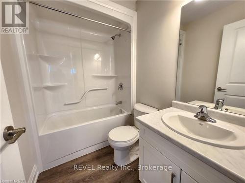 413 - 118 Summersides Boulevard, Pelham (662 - Fonthill), ON - Indoor Photo Showing Bathroom