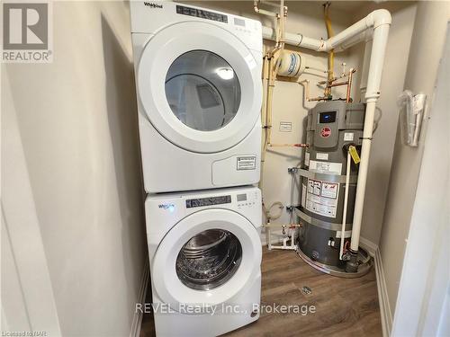 413 - 118 Summersides Boulevard, Pelham (662 - Fonthill), ON - Indoor Photo Showing Laundry Room