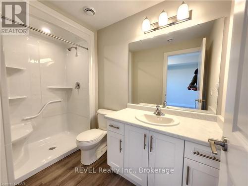 413 - 118 Summersides Boulevard, Pelham (662 - Fonthill), ON - Indoor Photo Showing Bathroom